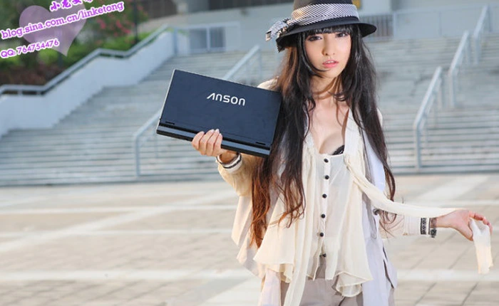 Lâm Kha Đồng khoe sắc cùng laptop