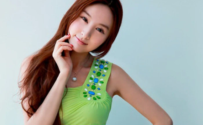 Lâm Kha Đồng yểu điệu với đầm xanh lá