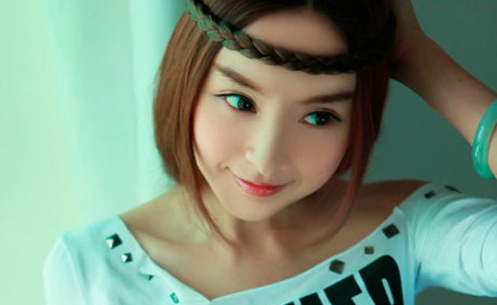 Lâm Kha Đồng khoe vai gợi cảm