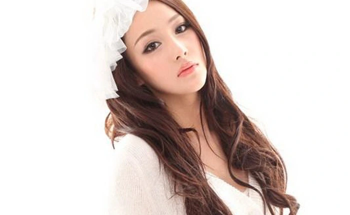 Trương Hinh Dư trắng "từ đầu tới chân"