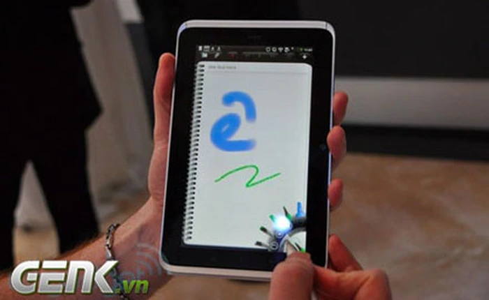 "Soi mói" HTC Flyer: Dùng bút trên màn hình cảm ứng điện dung?