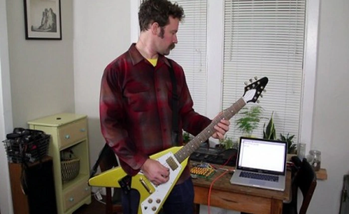 Ý tưởng độc đáo guitar kết hợp bàn phím máy tính