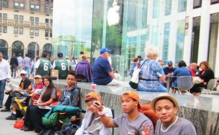 "Lợi dụng" xếp hàng mua iPhone 5 để quảng cáo