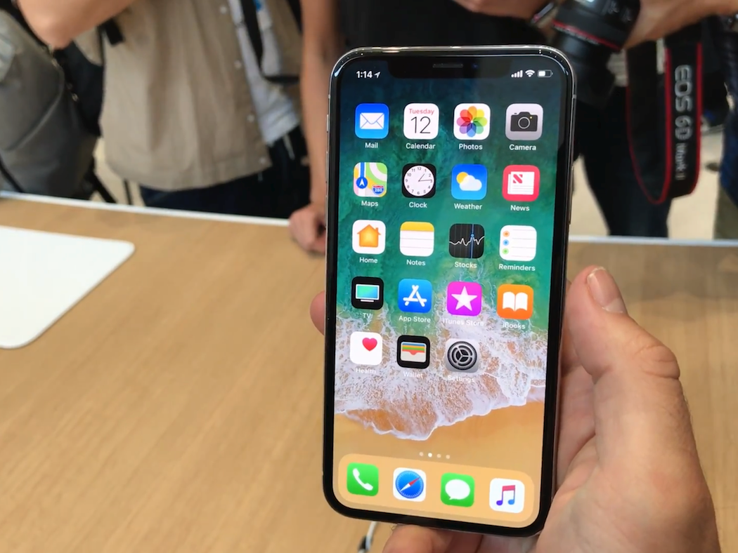 Mức giá trên trời của iPhone X khiến fan Apple cũng phải e ngại, Samsung hưởng lợi - Ảnh 2. Mức giá trên trời của iPhone X khiến fan Apple cũng phải e ngại, Samsung hưởng lợi - Ảnh 2.