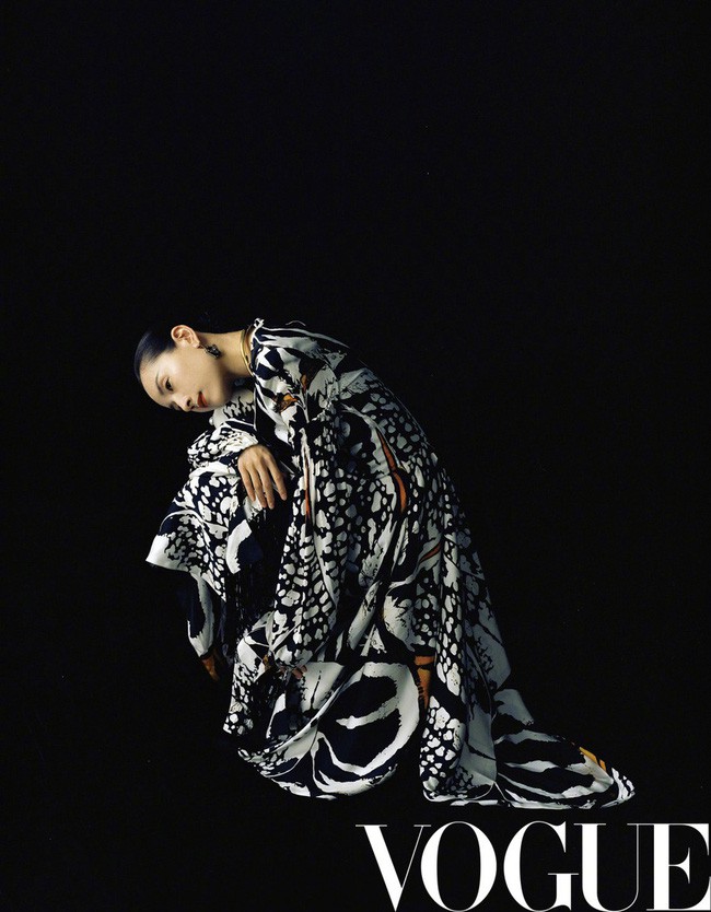 Hai n&agrave;ng Ph&uacute; S&aacute;t Ho&agrave;ng Hậu đụng độ nhan sắc tr&ecirc;n b&igrave;a tạp ch&iacute;: Tần Lam - Đổng Khiết ai hơn ai? - Ảnh 2.