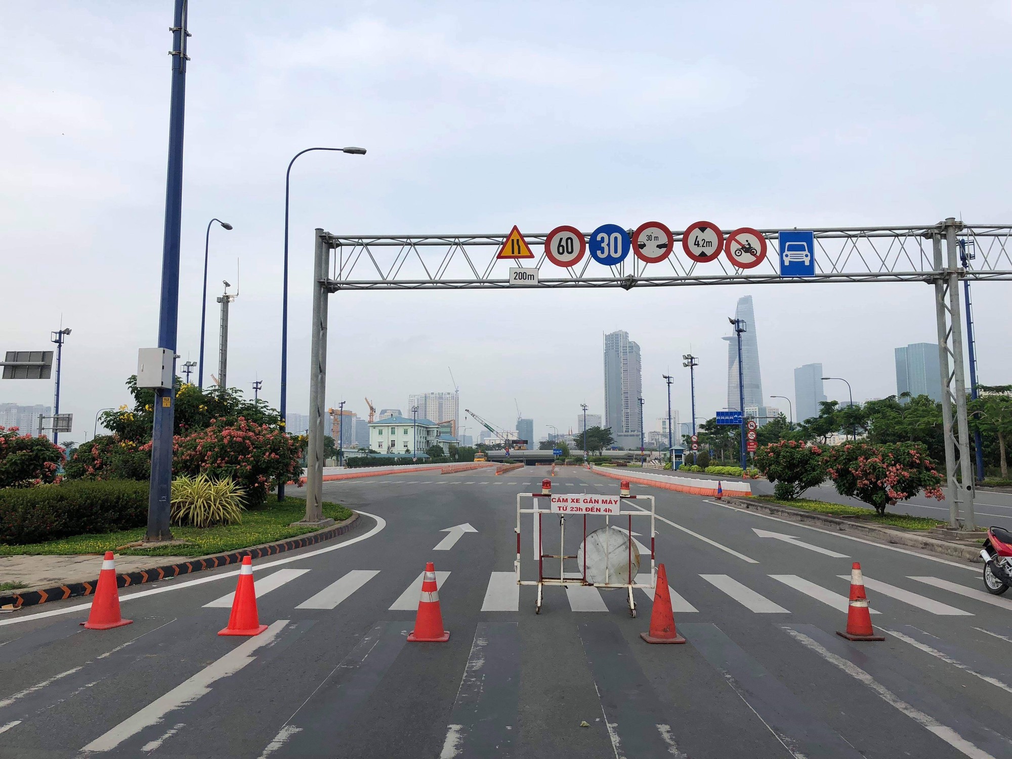 X&aacute;c định nguy&ecirc;n nh&acirc;n vụ sập c&ocirc;ng tr&igrave;nh trước cửa hầm S&agrave;i G&ograve;n, giao th&ocirc;ng &ugrave;n tắc k&eacute;o d&agrave;i - Ảnh 2.