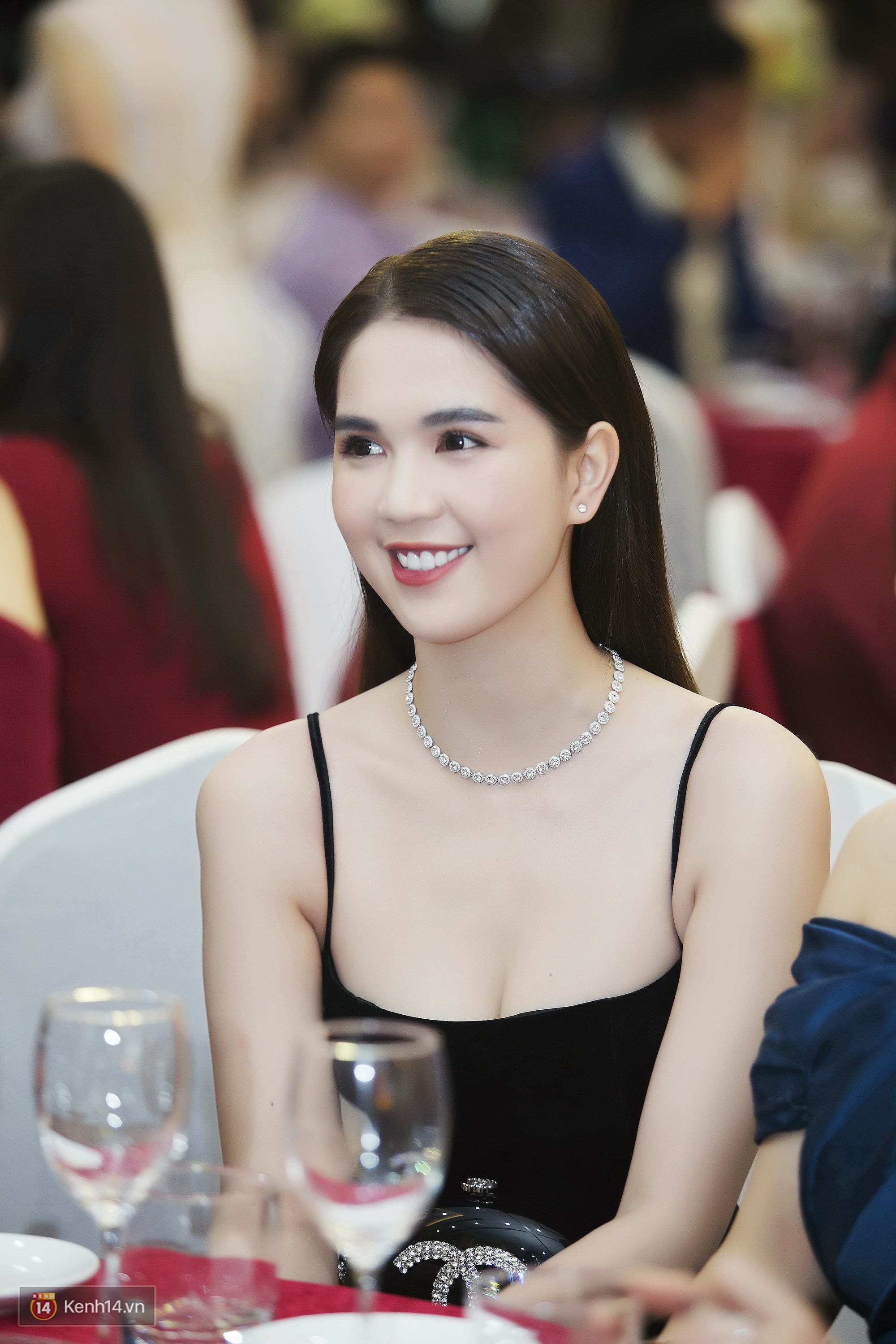 Hồ Ngọc Hà và Ngọc Trinh cùng khoe vòng 1 quyến rũ tại sự kiện: Ai nóng bỏng hơn? - Ảnh 2. Hồ Ngọc Hà và Ngọc Trinh cùng khoe vòng 1 quyến rũ tại sự kiện: Ai nóng bỏng hơn? - Ảnh 2.