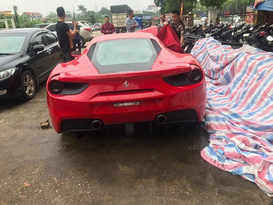 C&ocirc;ng an b&agrave;n giao si&ecirc;u xe Ferrari 488 bị tai nạn cho ca sĩ Tuấn Hưng - Ảnh 2.