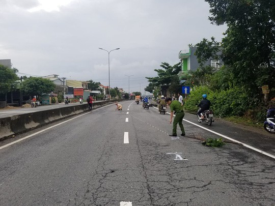 Bồng cháu qua đường gửi trẻ bị xe máy tông khiến 2 bà cháu nguy kịch - Ảnh 1. Bồng cháu qua đường gửi trẻ bị xe máy tông khiến 2 bà cháu nguy kịch - Ảnh 1.