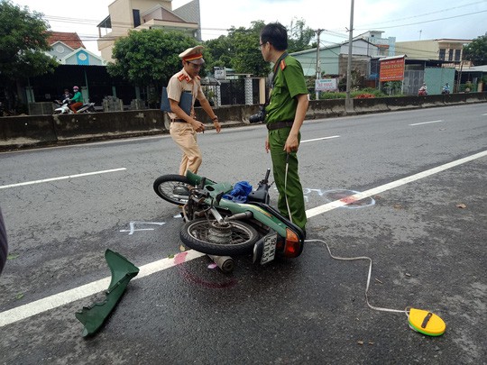 Bồng cháu qua đường gửi trẻ bị xe máy tông khiến 2 bà cháu nguy kịch - Ảnh 2. Bồng cháu qua đường gửi trẻ bị xe máy tông khiến 2 bà cháu nguy kịch - Ảnh 2.