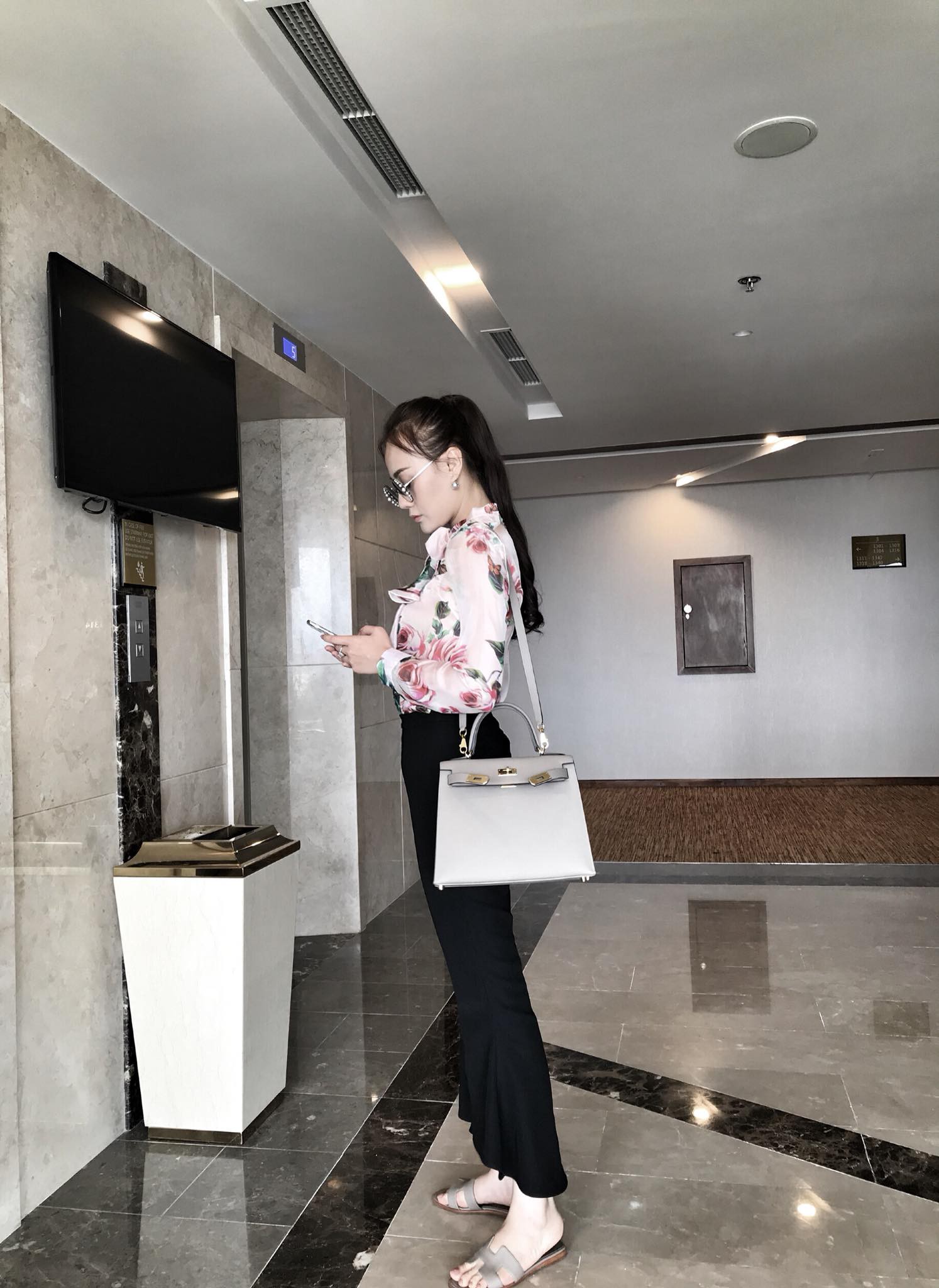 Đ&atilde; kh&ocirc;ng c&ograve;n l&agrave; g&aacute;i qu&ecirc; ngh&egrave;o khổ, Quỳnh B&uacute;p B&ecirc; ngo&agrave;i đời c&oacute; hẳn đồng hồ 400 triệu v&agrave; tủ t&uacute;i hiệu cao cấp - Ảnh 3.