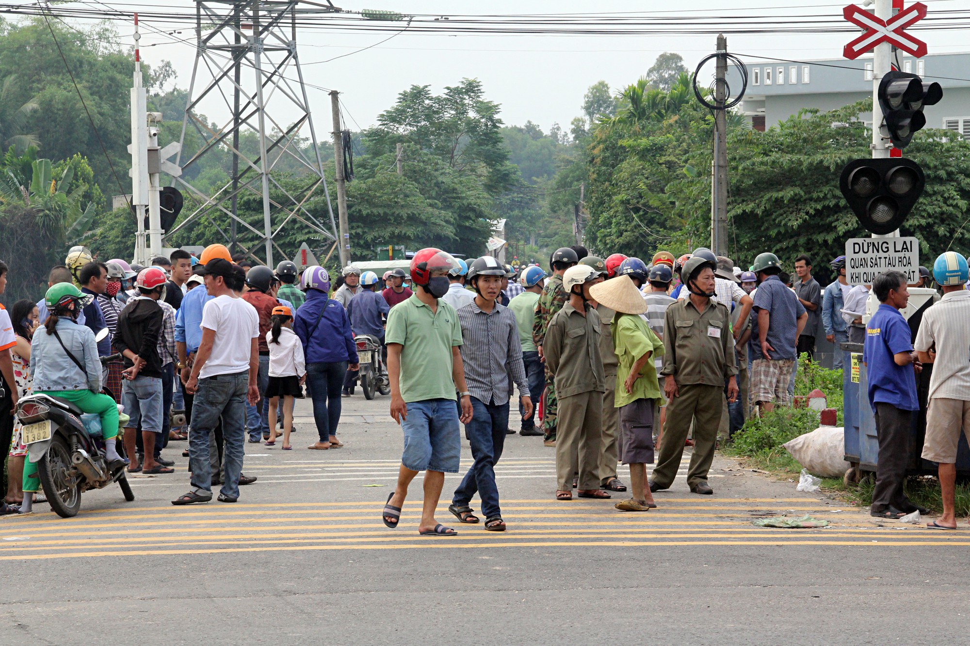 Tr&ecirc;n đường đến thăm con trai, cha bị t&agrave;u lửa k&eacute;o l&ecirc; gần 200 m&eacute;t, tử vong thương t&acirc;m - Ảnh 2.