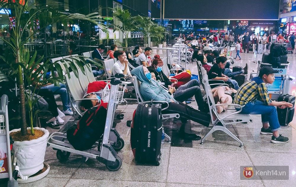 V&eacute; m&aacute;y bay Tết Kỷ Hợi 2019: H&agrave;nh kh&aacute;ch k&ecirc;u trời v&igrave; gi&aacute; cao, kh&oacute; mua nổi v&eacute; khứ hồi - Ảnh 2.