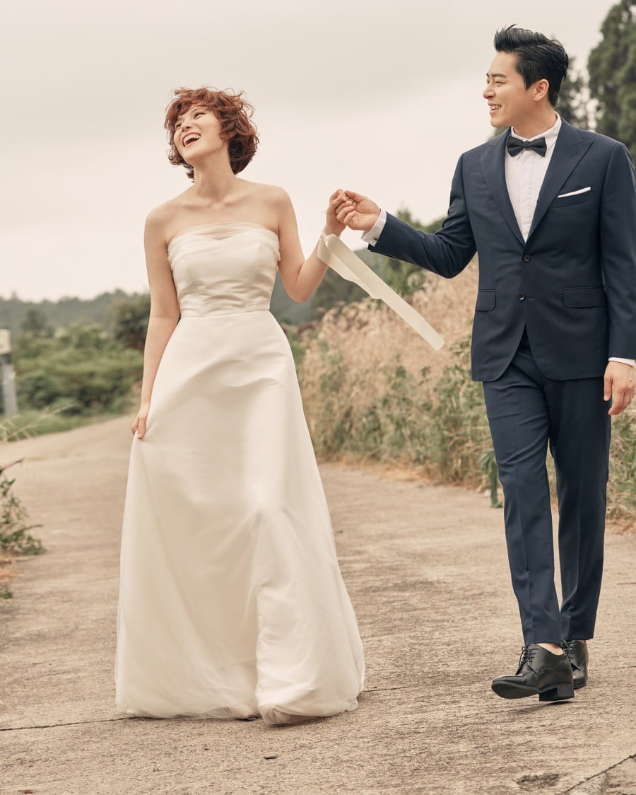 Nữ ca sĩ Hậu duệ mặt trời v&agrave; t&agrave;i tử Jo Jung Suk tuy&ecirc;n bố đ&atilde; kết h&ocirc;n, l&ecirc;n top 1 Naver với bộ ảnh cưới đẹp ngất ng&acirc;y - Ảnh 2.