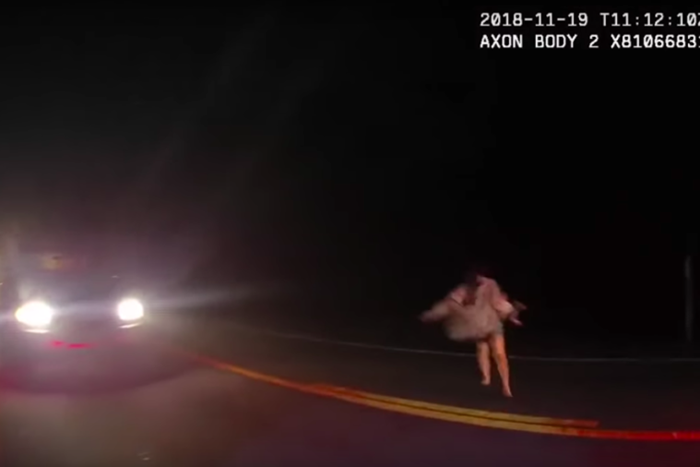 [Video] Trốn chạy cảnh s&aacute;t, người phụ nữ n&eacute;m trẻ sơ sinh xuống đất - Ảnh 1.