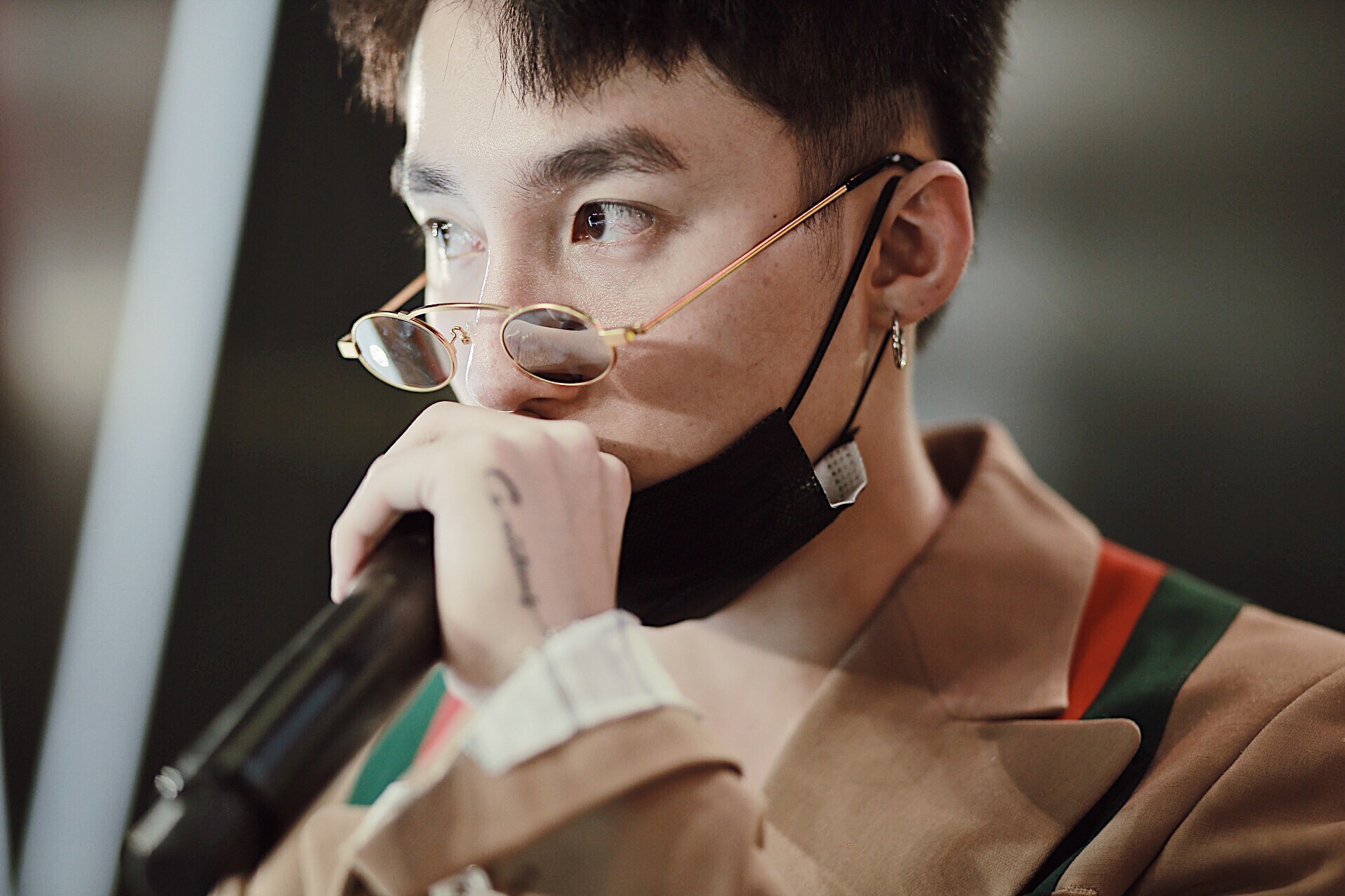 Nếu chưa biết cách đeo kính mắt để che quầng thâm, hãy để Minh Hằng chỉ cho bạn - Ảnh 2. Nếu chưa biết cách đeo kính mắt để che quầng thâm, hãy để Minh Hằng chỉ cho bạn - Ảnh 2.