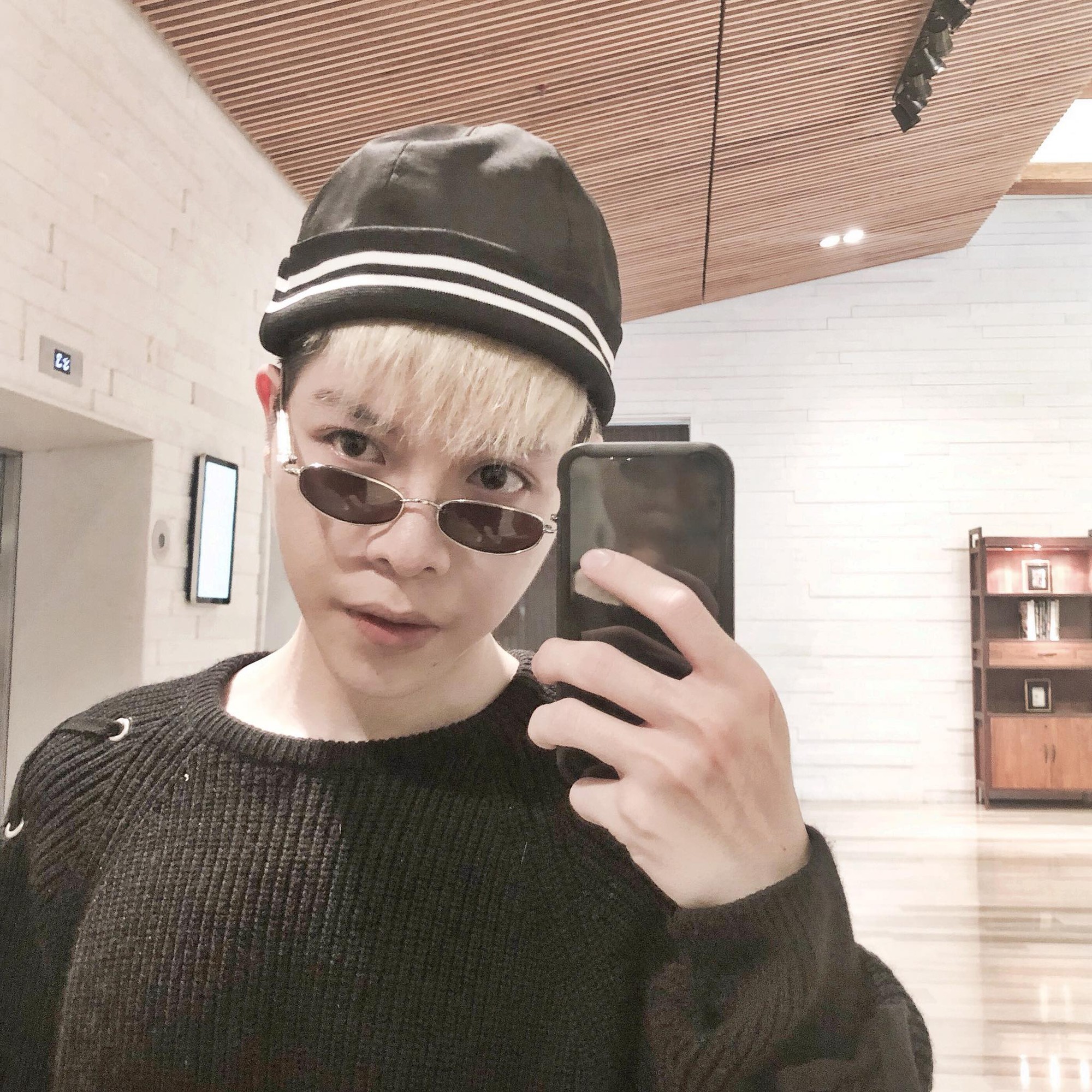 Nếu chưa biết cách đeo kính mắt để che quầng thâm, hãy để Minh Hằng chỉ cho bạn - Ảnh 3. Nếu chưa biết cách đeo kính mắt để che quầng thâm, hãy để Minh Hằng chỉ cho bạn - Ảnh 3.