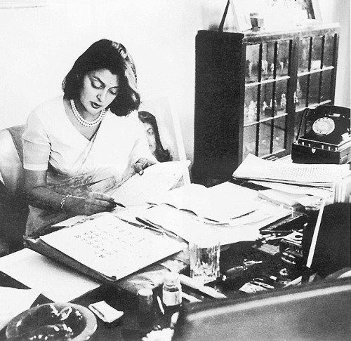 Gayatri Devi: Ho&agrave;ng hậu xinh đẹp nhất Ấn Độ v&agrave; cuộc đời lẫy lừng ghi dấu v&agrave;o kỷ lục thế giới, đến Tổng thống Mỹ cũng nghi&ecirc;ng m&igrave;nh nể phục - Ảnh 10.