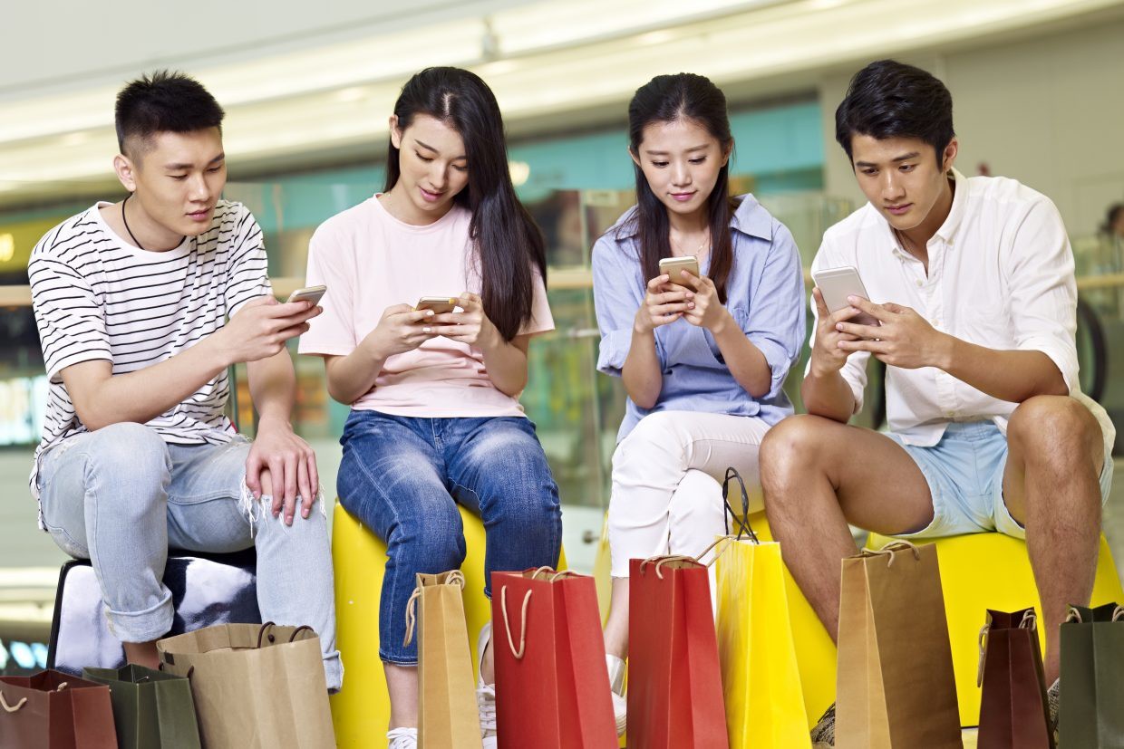 Cả nh&agrave; ra đ&acirc;y m&agrave; xem: Gi&agrave; chống gậy đi c&ograve;n kh&oacute; m&agrave; vẫn hăng h&aacute;i đến họp lớp - chuyện chỉ c&oacute; ở Trung Quốc - Ảnh 2.