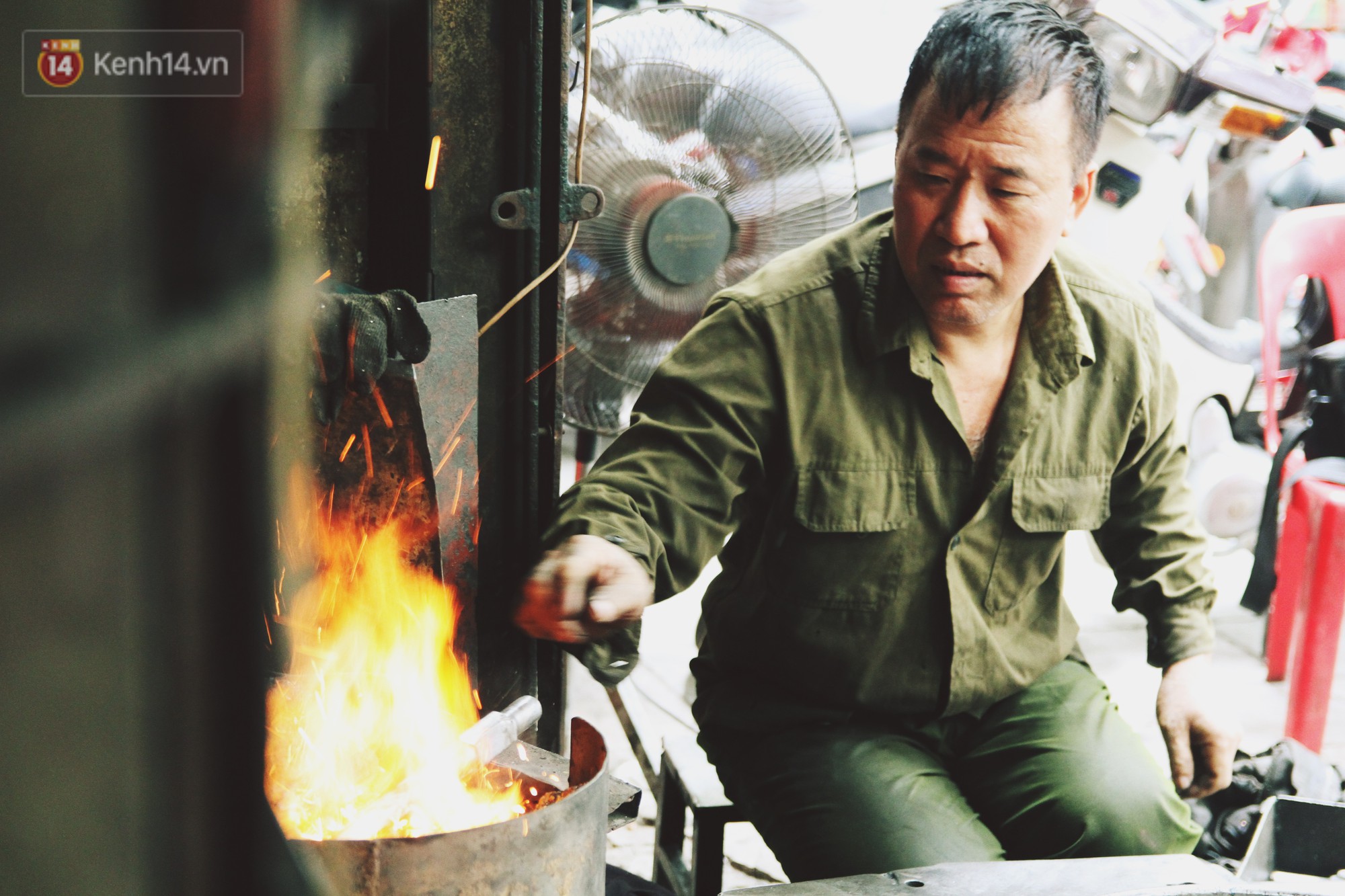 Chuyện người thợ cuối cùng ở phố Lò Rèn: Vẫn mướt mồ hôi quai búa đỏ lửa giữa nắng nóng 40 độ của Hà Nội - Ảnh 2. Chuyện người thợ cuối cùng ở phố Lò Rèn: Vẫn mướt mồ hôi quai búa đỏ lửa giữa nắng nóng 40 độ của Hà Nội - Ảnh 2.
