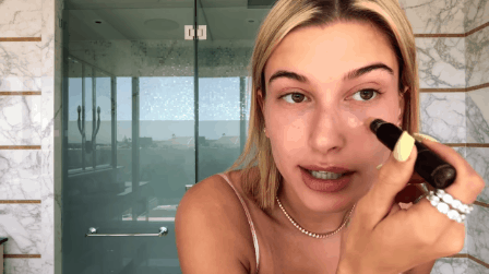 Clip hot nhất của Hailey Baldwin hiện giờ: 7 bước makeup để được đ&iacute;nh h&ocirc;n với Justin Bieber - Ảnh 2.