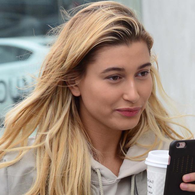 Thất thế tr&ecirc;n đường t&igrave;nh, liệu Selena Gomez c&oacute; tr&ecirc;n cơ Hailey Baldwin trong cuộc chiến mặt mộc? - Ảnh 7.