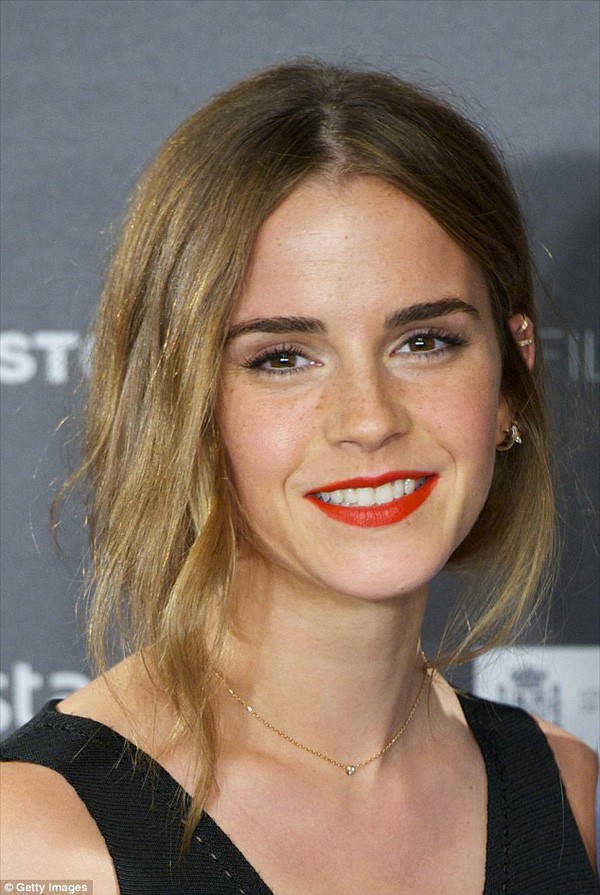 Sau thời gian xuống sắc, Emma Watson t&aacute;i xuất đầy xinh đẹp v&agrave; qu&yacute; ph&aacute;i như tiểu thư nước Anh - Ảnh 2.