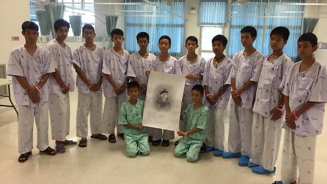 Sau khi sức khỏe dần ổn định, đội b&oacute;ng nh&iacute; Th&aacute;i Lan được th&ocirc;ng b&aacute;o về c&aacute;i chết của thợ lặn - Ảnh 2.
