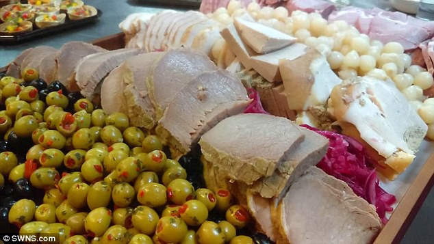 Cặp đ&ocirc;i chỉ tốn 21 triệu đồng đ&atilde;i tiệc cưới 140 kh&aacute;ch nhờ tận dụng thức ăn sắp bỏ đi ở si&ecirc;u thị - Ảnh 2.