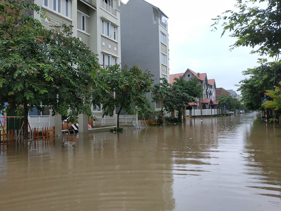 H&agrave; Nội: Nước ngập s&acirc;u cả m&eacute;t, người d&acirc;n đắp đ&ecirc; chống lũ trước cửa nh&agrave; - Ảnh 2.