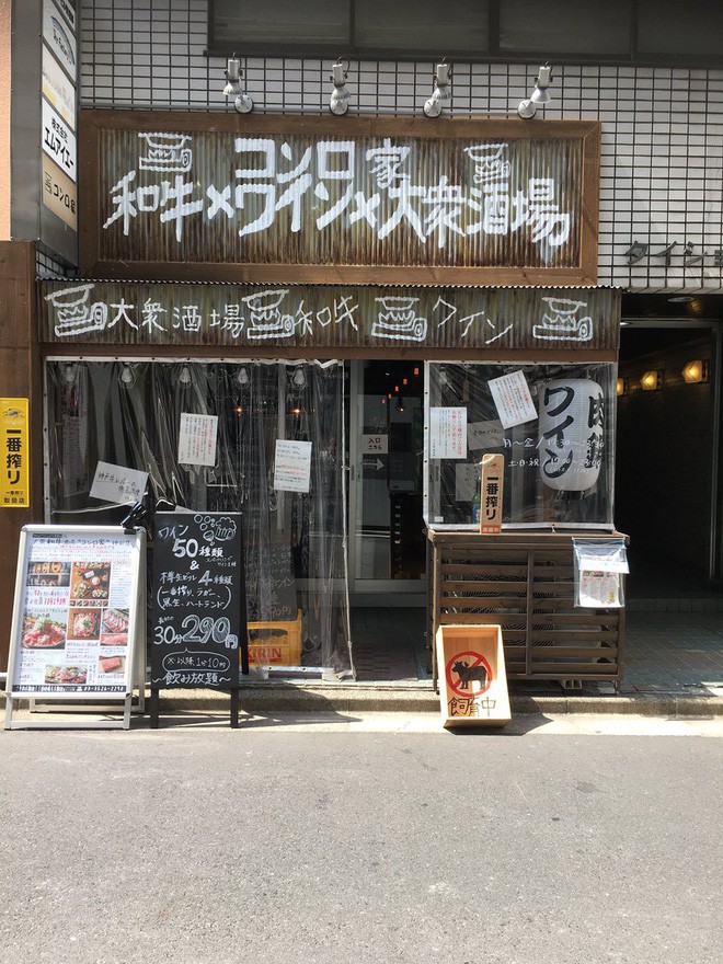 Nh&agrave; h&agrave;ng Nhật dựng biển: Kh&aacute;ch h&agrave;ng kh&ocirc;ng phải thượng đế, nh&acirc;n vi&ecirc;n kh&ocirc;ng phải n&ocirc; lệ, d&acirc;n mạng đồng loạt t&aacute;n thưởng - Ảnh 2.