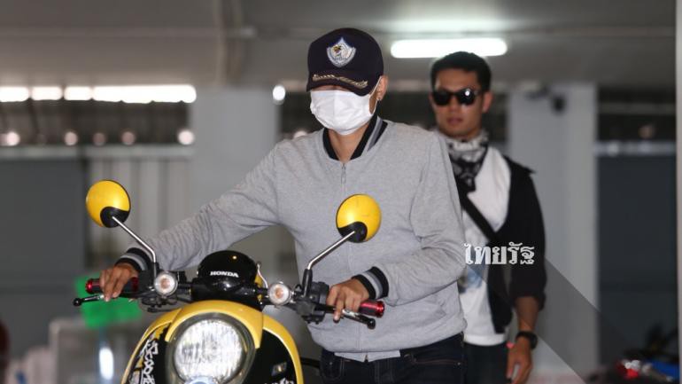 Cảnh s&aacute;t Th&aacute;i Lan tiếp tục đưa thanh ni&ecirc;n đ&aacute;nh đập bạn g&aacute;i d&atilde; man đến hiện trường để t&aacute;i hiện vụ việc - Ảnh 2.