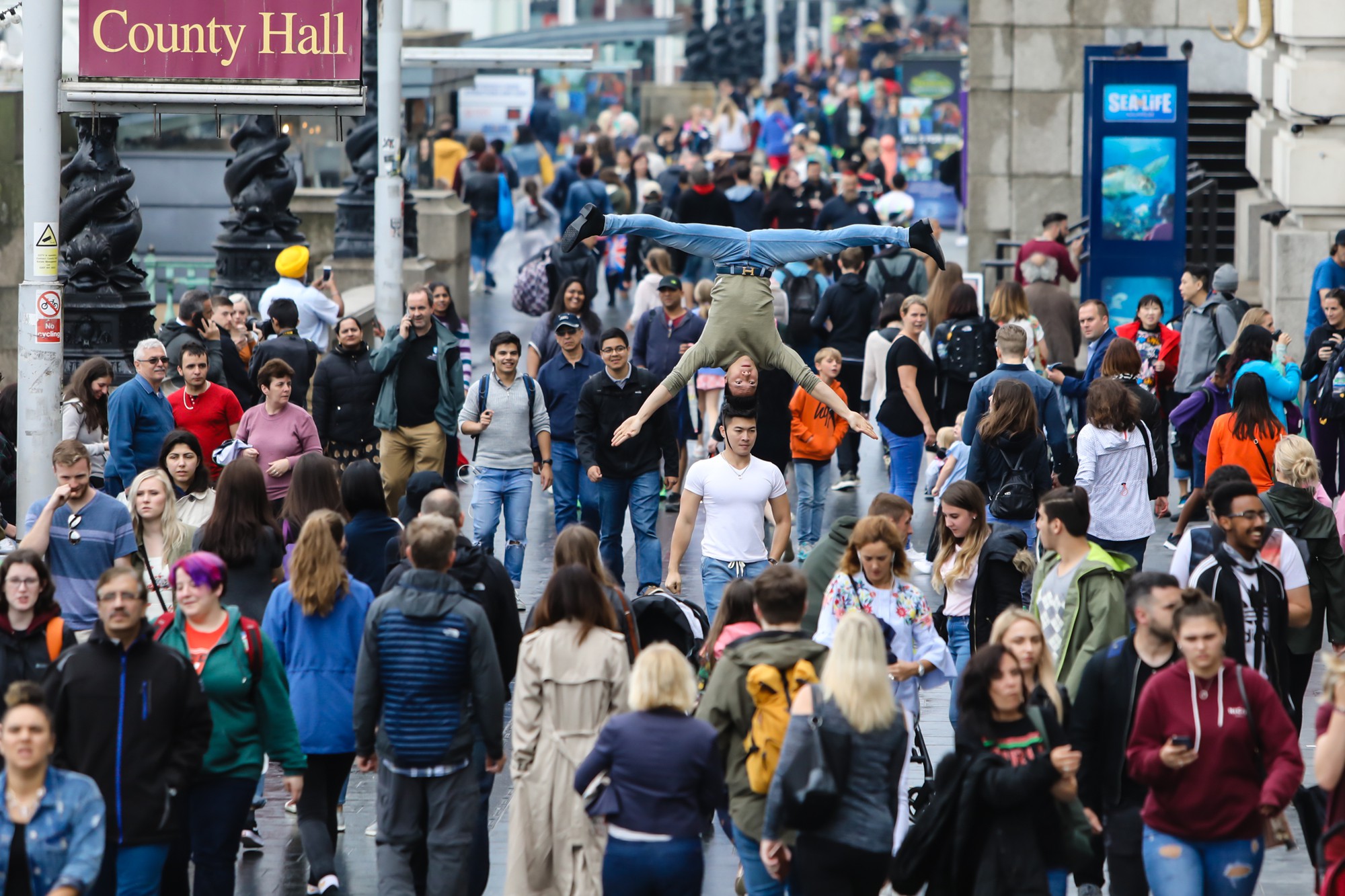 Kh&aacute;n giả Anh trầm trồ th&iacute;ch th&uacute; khi Quốc Cơ - Quốc Nghiệp diễn xiếc ngay giữa đường phố - Ảnh 2.