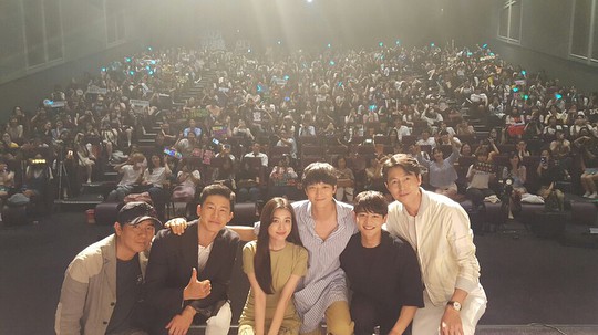 Đi xem phim gặp Kang Dong Won, netizen H&agrave;n ph&aacute;t l&uacute; v&igrave; c&aacute;nh tay d&agrave;i cả 1 m&eacute;t của anh - Ảnh 2.