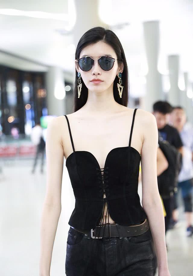 Ngực l&eacute;p kẹp phẳng l&igrave;, Ming Xi vẫn si&ecirc;u tự tin với &aacute;o hai d&acirc;y kiểu c&aacute;ch - Ảnh 2.