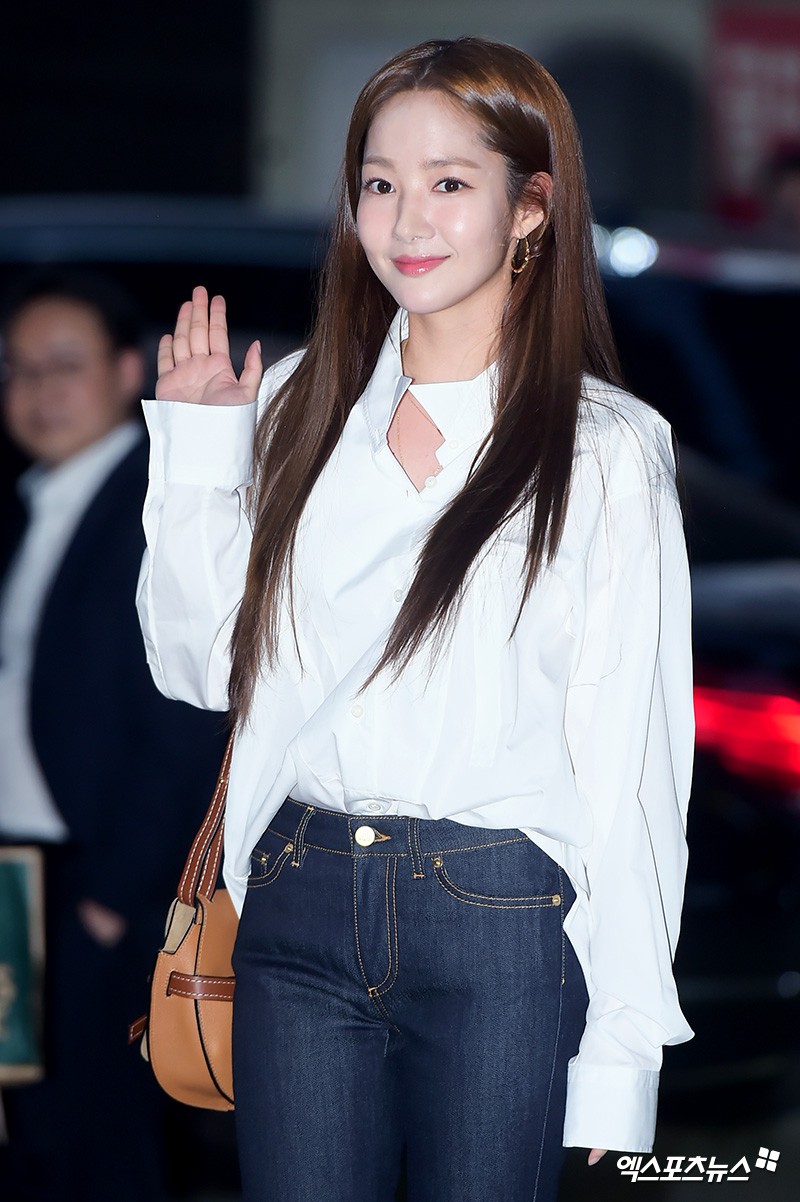 Trong khi Park Min Young xinh đẹp kh&ocirc;ng t&igrave; vết th&igrave; Park Seo Joon lại lộ r&otilde; lỗi trang điểm tại tiệc mừng c&ocirc;ng Thư k&yacute; Kim - Ảnh 3.