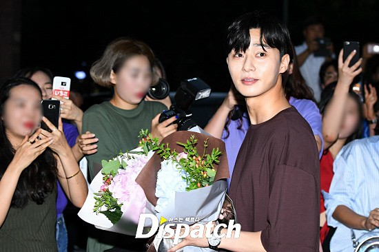 Trong khi Park Min Young xinh đẹp kh&ocirc;ng t&igrave; vết th&igrave; Park Seo Joon lại lộ r&otilde; lỗi trang điểm tại tiệc mừng c&ocirc;ng Thư k&yacute; Kim - Ảnh 10.