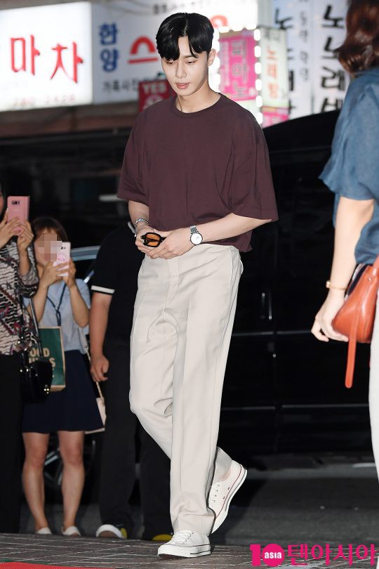 Trong khi Park Min Young xinh đẹp kh&ocirc;ng t&igrave; vết th&igrave; Park Seo Joon lại lộ r&otilde; lỗi trang điểm tại tiệc mừng c&ocirc;ng Thư k&yacute; Kim - Ảnh 9.