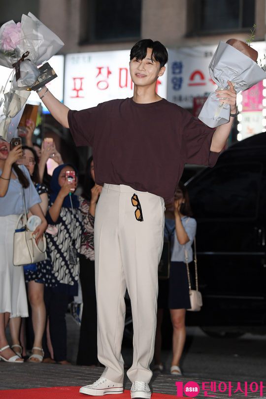 Trong khi Park Min Young xinh đẹp kh&ocirc;ng t&igrave; vết th&igrave; Park Seo Joon lại lộ r&otilde; lỗi trang điểm tại tiệc mừng c&ocirc;ng Thư k&yacute; Kim - Ảnh 8.