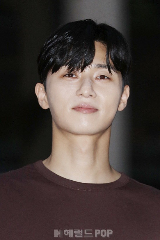 Trong khi Park Min Young xinh đẹp kh&ocirc;ng t&igrave; vết th&igrave; Park Seo Joon lại lộ r&otilde; lỗi trang điểm tại tiệc mừng c&ocirc;ng Thư k&yacute; Kim - Ảnh 12.