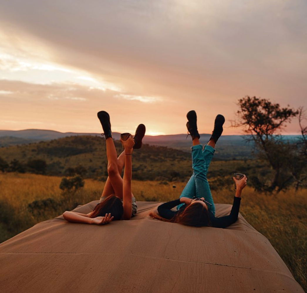 Cuộc sống tựa Rich Kid của cặp chị em sinh đ&ocirc;i ch&acirc;n d&agrave;i sinh năm 1999 đẹp nhất thế giới - Ảnh 3.