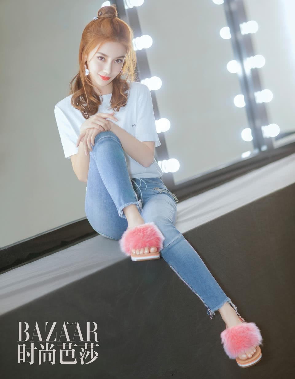 Kh&ocirc;ng chỉ Angela Baby, đ&ocirc;i d&eacute;p đ&iacute;nh l&ocirc;ng &ldquo;nặng nề&rdquo; n&agrave;y vẫn được Ngh&ecirc; Ni, Quan Hiểu Đồng v&agrave; nhiều sao Hoa ngữ thi nhau diện - Ảnh 3.