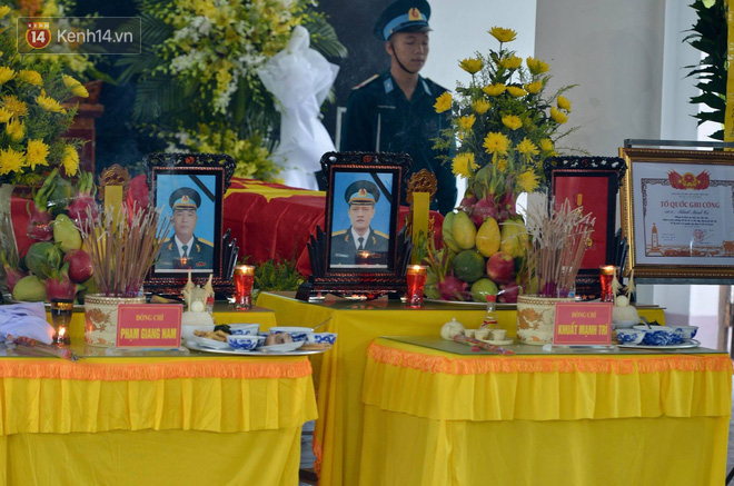 Xúc động lễ viếng 2 phi công hi sinh trong vụ rơi máy bay Su-22 tại Nghệ An - Ảnh 2. Xúc động lễ viếng 2 phi công hi sinh trong vụ rơi máy bay Su-22 tại Nghệ An - Ảnh 2.