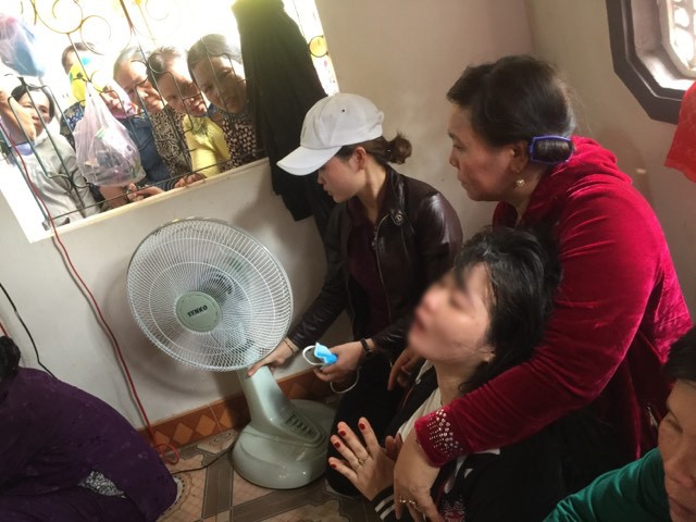 Cô dâu khóc ngất, ôm quan tài chú rể vụ tai nạn 13 người chết: Hôm nay là ngày vui của chúng mình mà, tỉnh lại với em đi anh ơi - Ảnh 2. Cô dâu khóc ngất, ôm quan tài chú rể vụ tai nạn 13 người chết: Hôm nay là ngày vui của chúng mình mà, tỉnh lại với em đi anh ơi - Ảnh 2.