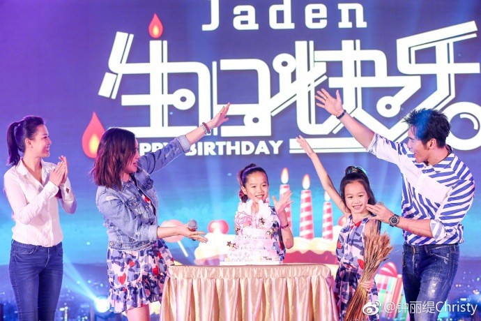 Hai c&ocirc; con g&aacute;i ri&ecirc;ng của &ldquo;Quả bom sex gốc Việt&rdquo; Chung Lệ Đề th&acirc;n thiết b&ecirc;n bố dượng trong ng&agrave;y sinh nhật - Ảnh 2.