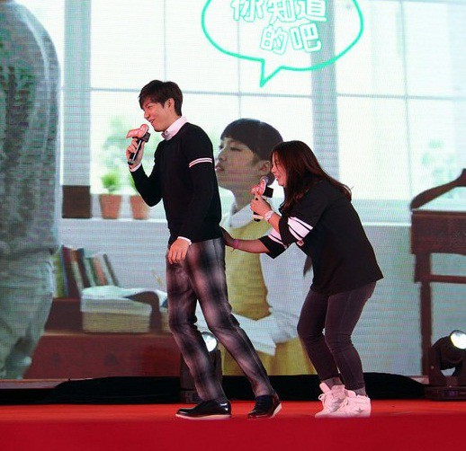 Ng&agrave;y c&agrave;ng nhiều sao nam H&agrave;n bị quấy rối t&igrave;nh dục c&ocirc;ng khai, nhưng biểu cảm của họ mới l&agrave; điều đ&aacute;ng x&oacute;t xa - Ảnh 4.