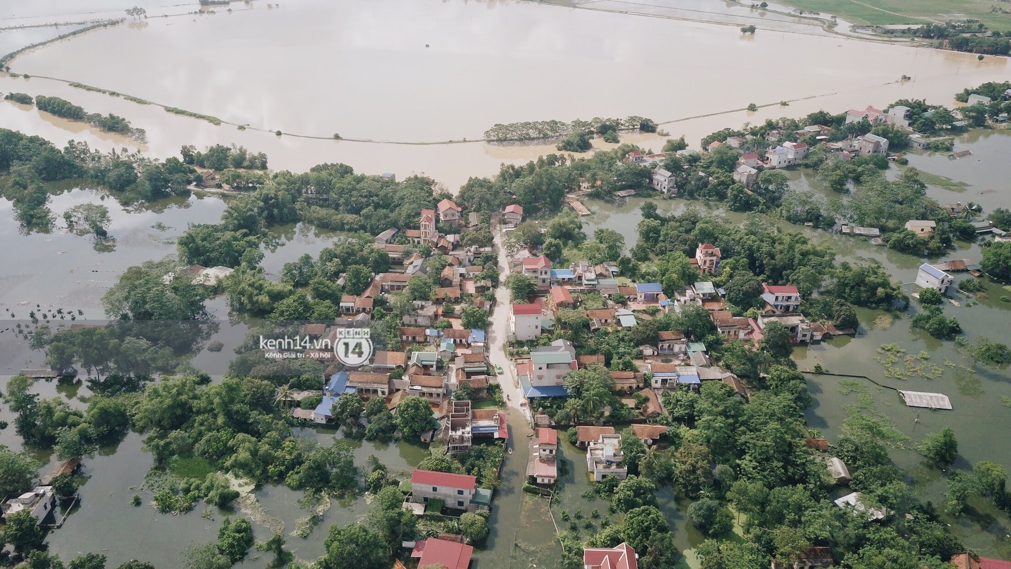 Nước vừa r&uacute;t lại l&ecirc;n, người gi&agrave; trẻ nhỏ tiếp tục &ugrave;a ra đường tỉnh lộ v&ocirc; tư bơi lội khi phương tiện bị cấm lưu th&ocirc;ng - Ảnh 3.