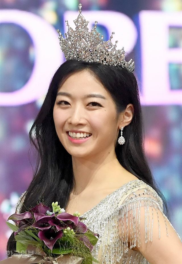 Dở khóc dở cười tại Hoa hậu Hàn Quốc 2018: Mẹ Kim Tan và mỹ nhân Kpop quá đẹp, chiếm hết spotlight của Tân Hoa hậu - Ảnh 2. Dở khóc dở cười tại Hoa hậu Hàn Quốc 2018: Mẹ Kim Tan và mỹ nhân Kpop quá đẹp, chiếm hết spotlight của Tân Hoa hậu - Ảnh 2.
