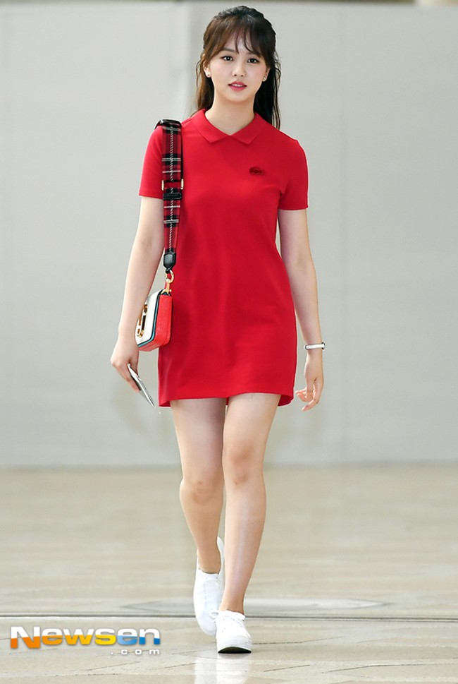 Khi thế giới đảo lộn: Chi Pu tự tin diện street style khoe v&ograve;ng 1, Hương Tr&agrave;m lại k&iacute;n cổng cao tường - Ảnh 17.