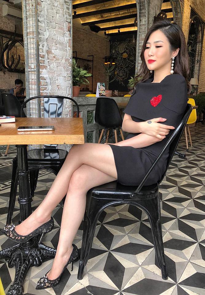 Khi thế giới đảo lộn: Chi Pu tự tin diện street style khoe v&ograve;ng 1, Hương Tr&agrave;m lại k&iacute;n cổng cao tường - Ảnh 2.